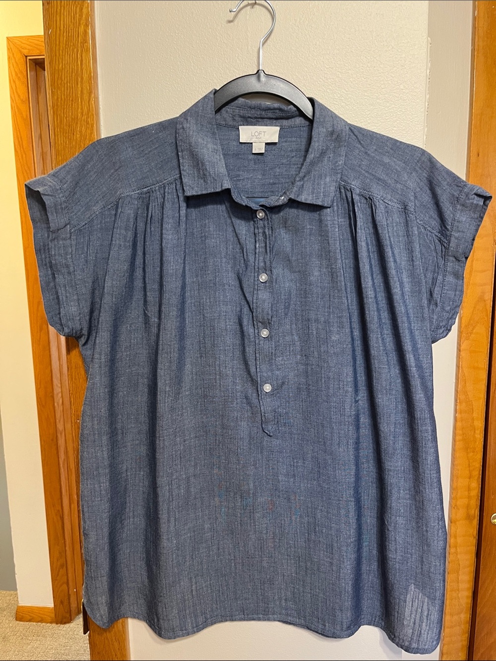 LOFT Blue Chambray Short-Sleeve top Button Front Blouse